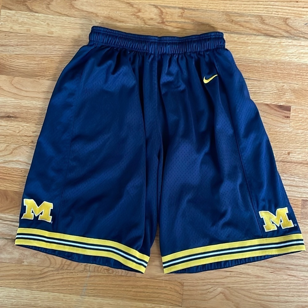 Vintage 90s NIKE University of Michigan U of M Long Mesh Basketball Shorts Men L